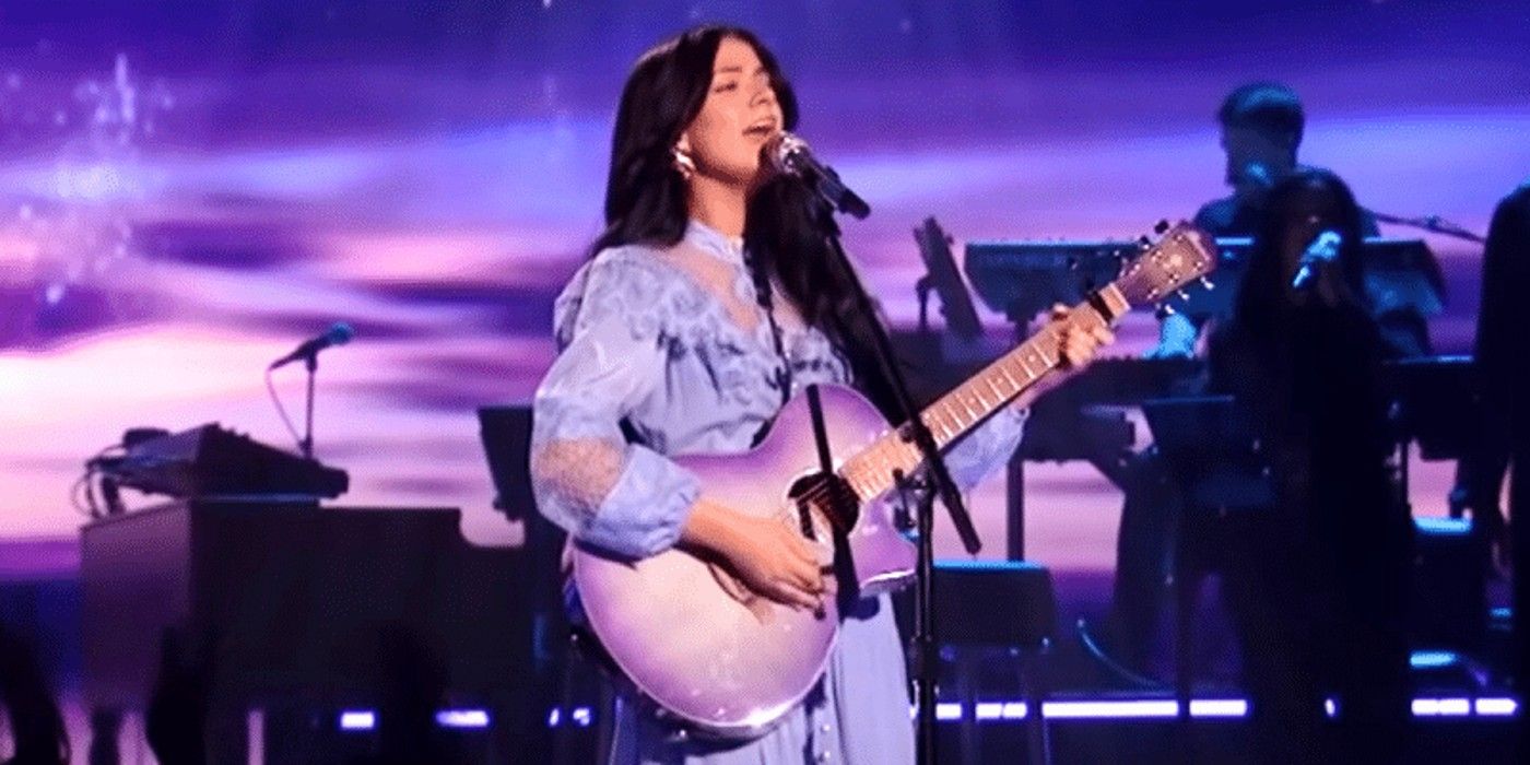 Concorrente da 22ª temporada do American Idol, Mia Matthews cantando no palco