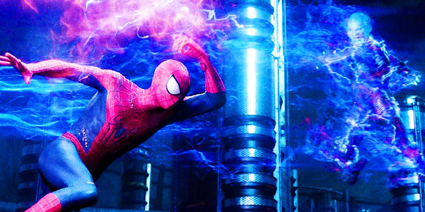 O Homem-Aranha de Andrew Garfield lutando contra Electro em The Amazing Spider-Man 2