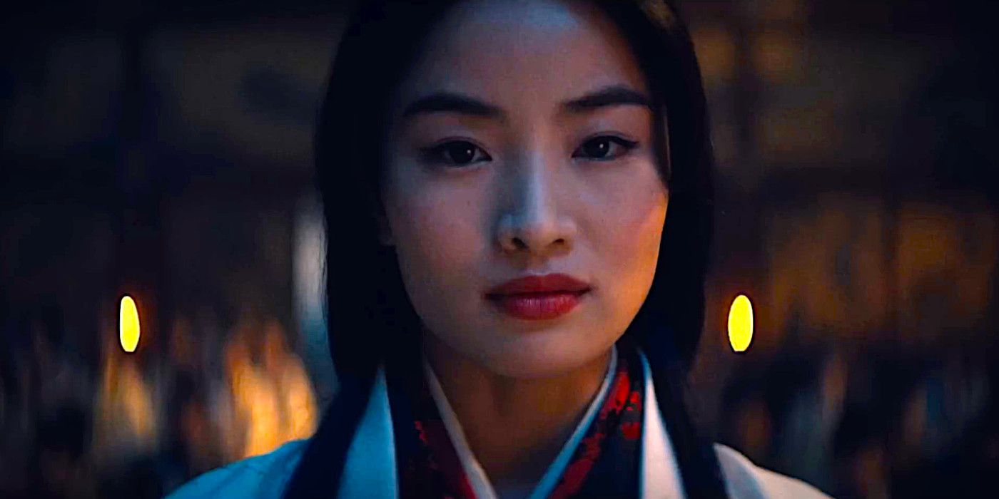 Anna Sawai como Mariko olhando para frente de forma resoluta, mas enigmática, em uma cena de Shogun