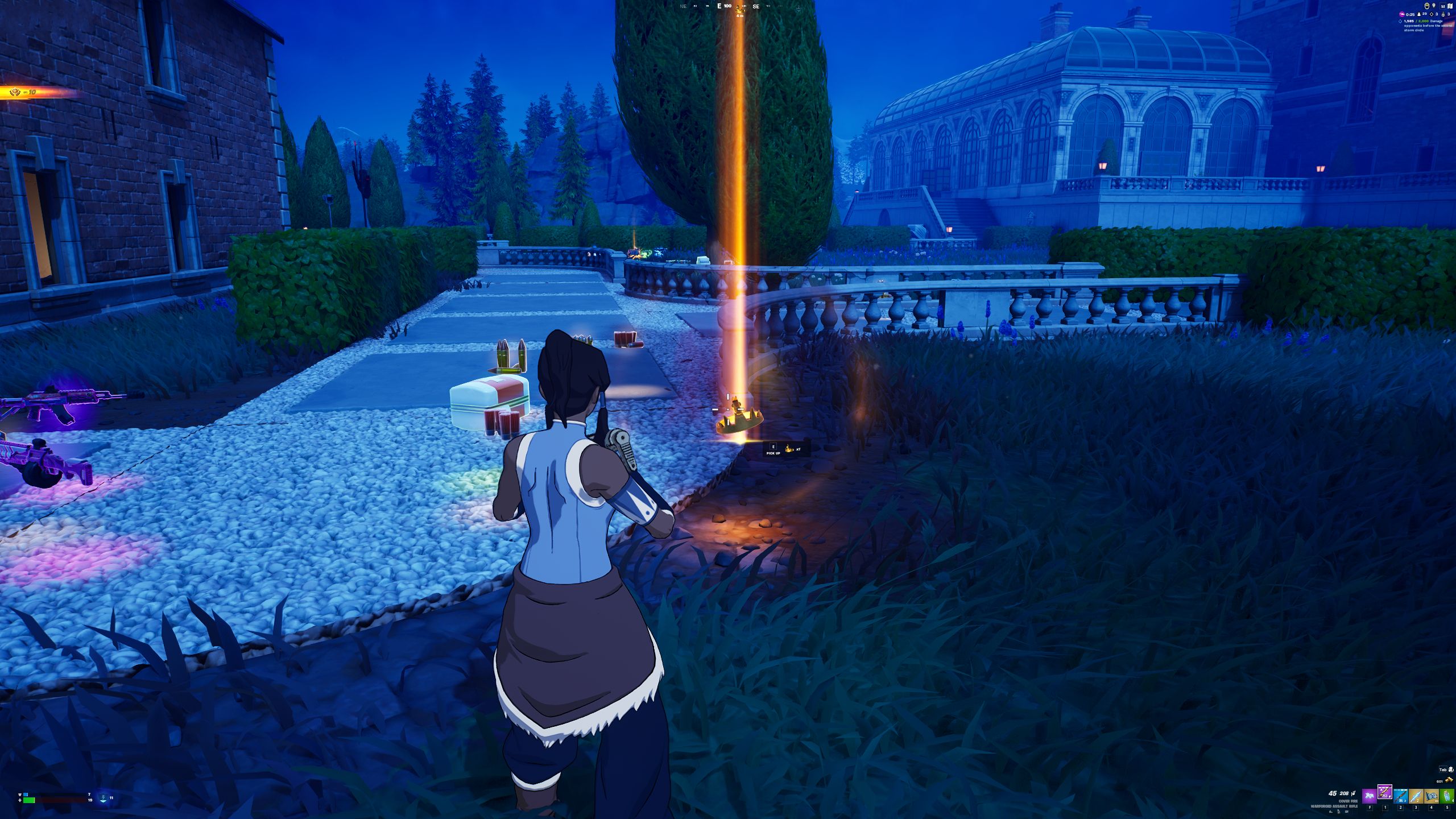 Avatar Korra pegando uma coroa de vitória dourada brilhante de um jogador eliminado perto de um luxuoso covil à noite em Fortnite