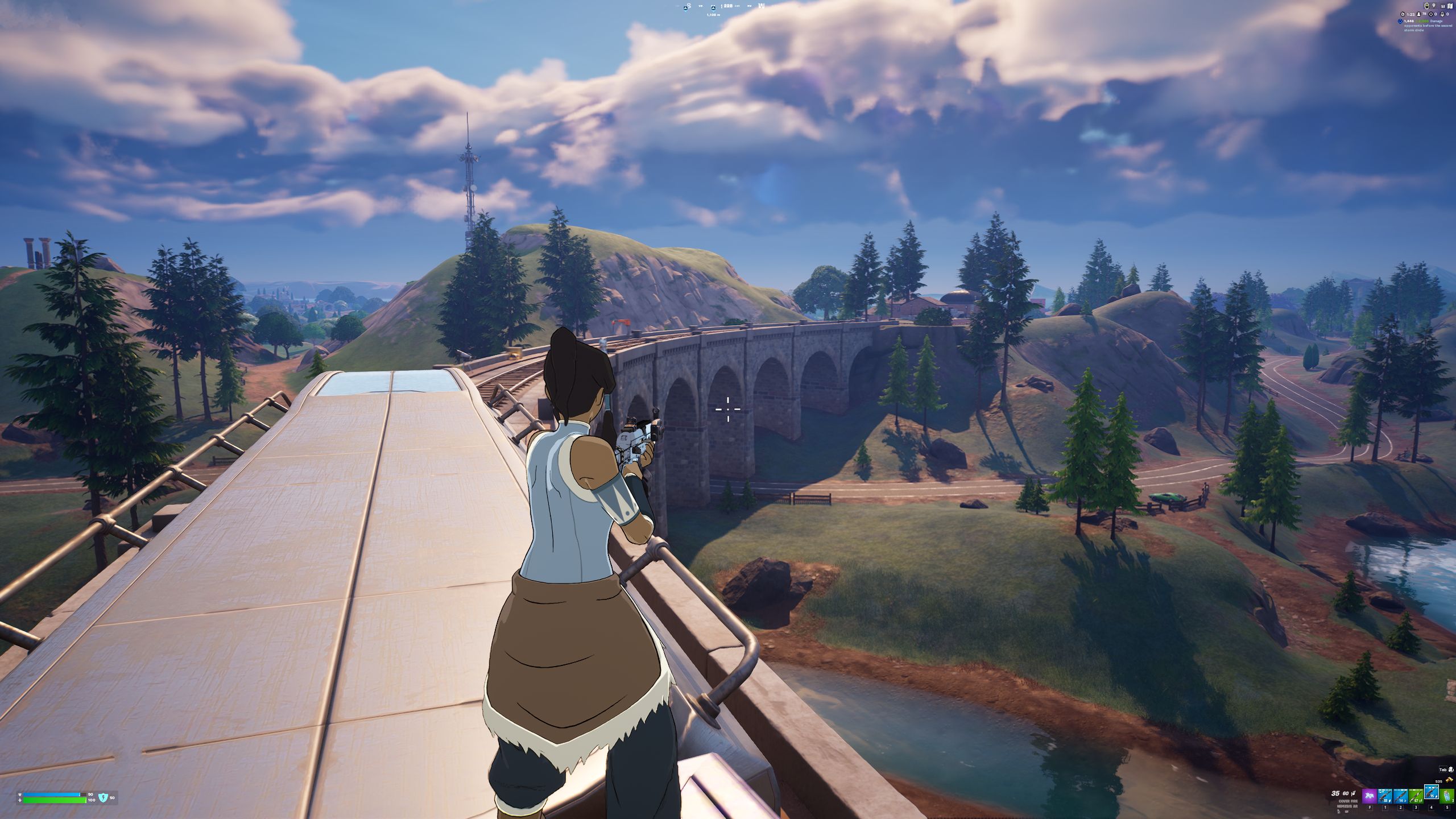 Avatar Korra em pé no trem atravessando a ponte sobre o rio em Fortnite