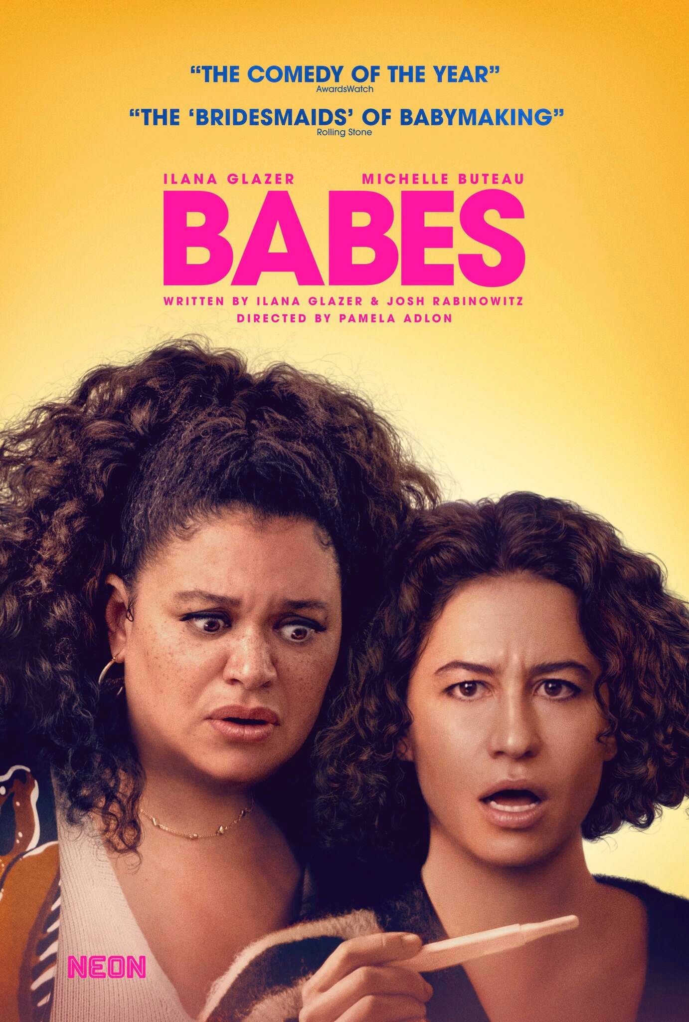 Cartaz do filme Babes mostrando Ilana Glazer e Michelle Buteau fazendo um teste de gravidez