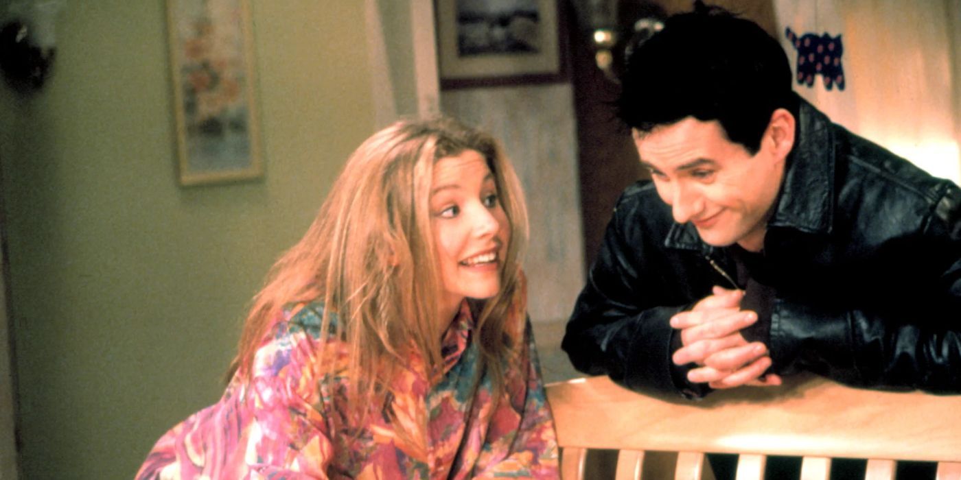 Becky Conner (Sarah Chalke) talking to Mark Healy (Glenn Quinn) as he smiles in Roseanne.