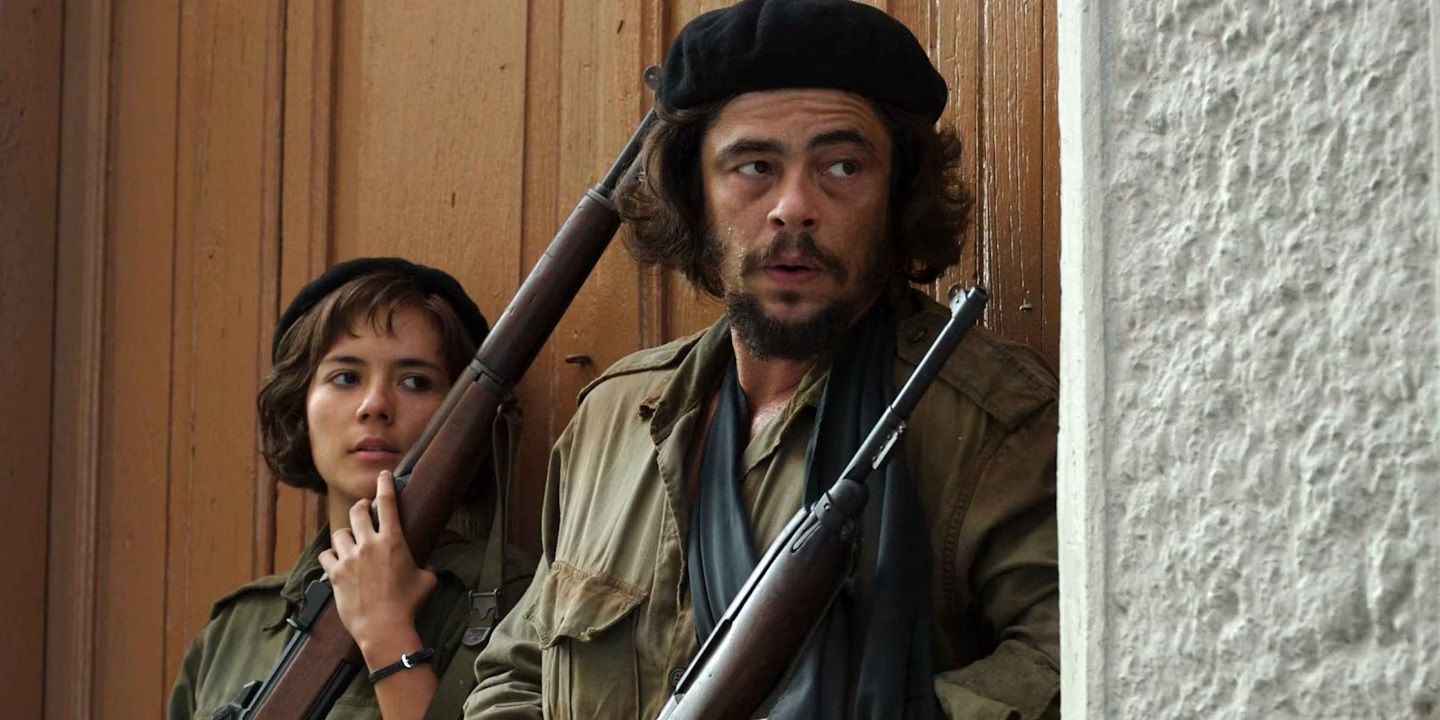 Benicio del Toro com um rifle em Che