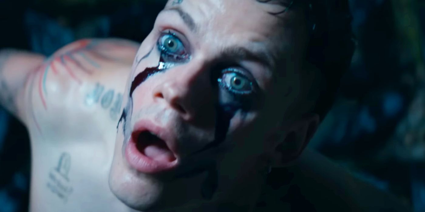 Bill Skarsgard como Eric Draven com olhos arregalados e maquiagem correndo enquanto ele se transforma no corvo em The Crow 2024