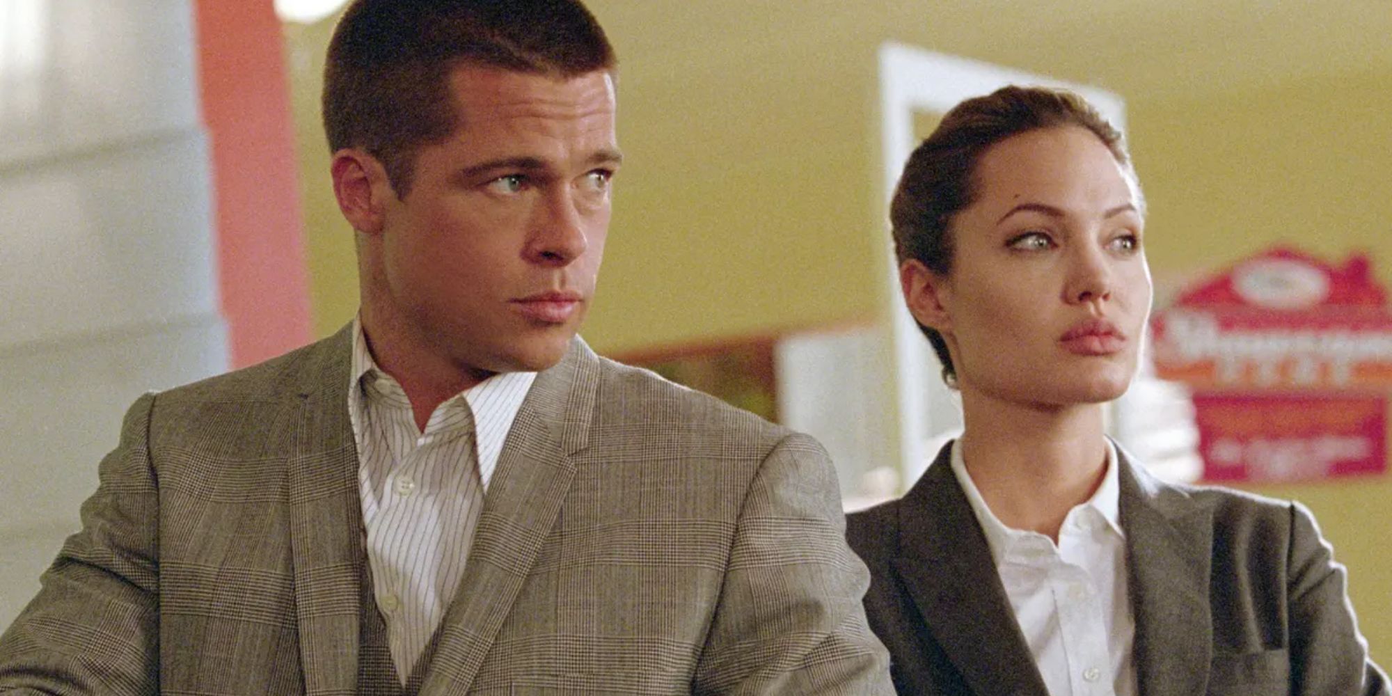 John (Brad Pitt) e Jane (Angelina Jolie) vestindo ternos combinando em Mr.