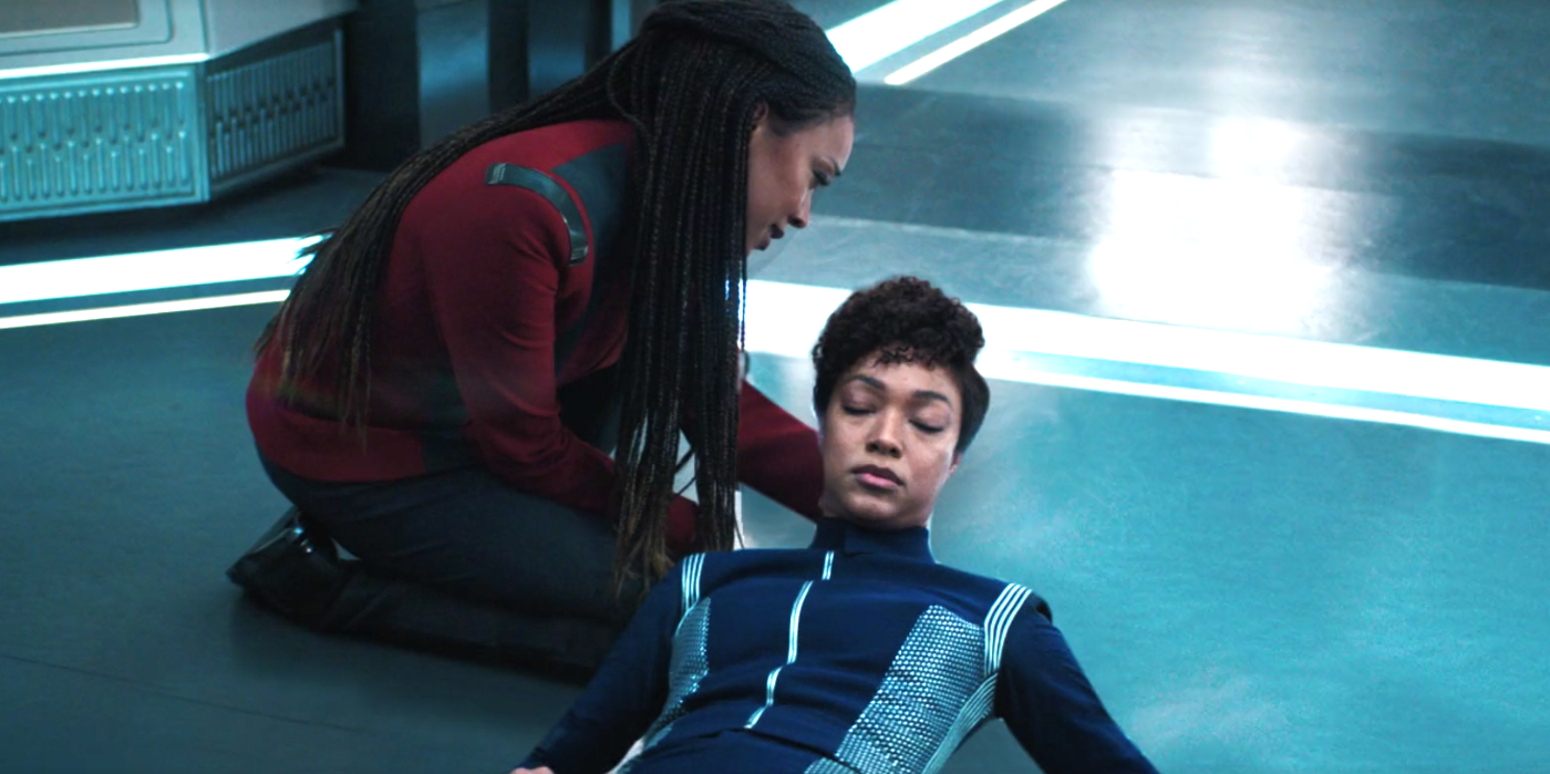 Capitão Burnham fala com o inconsciente Especialista Burnham em Star Trek Discovery