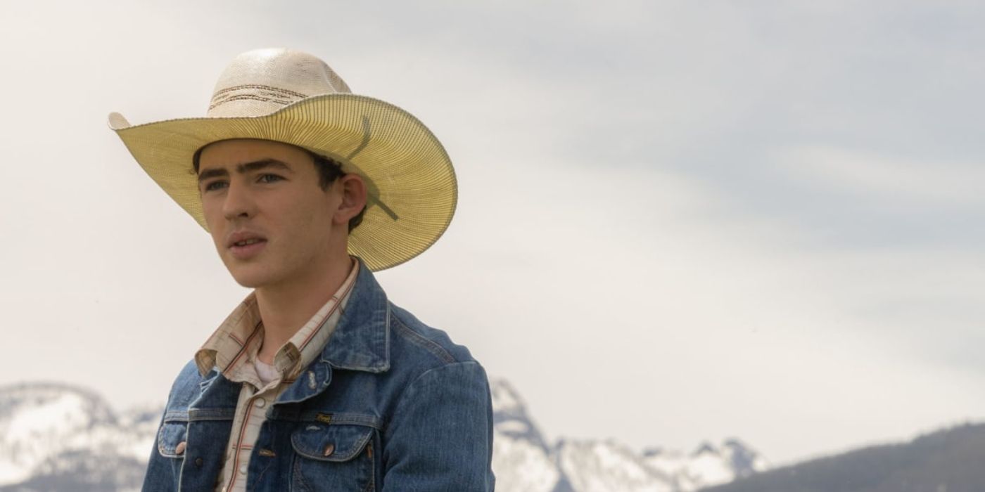 Carter (Finn Little) riding a horse in Yellowstone.