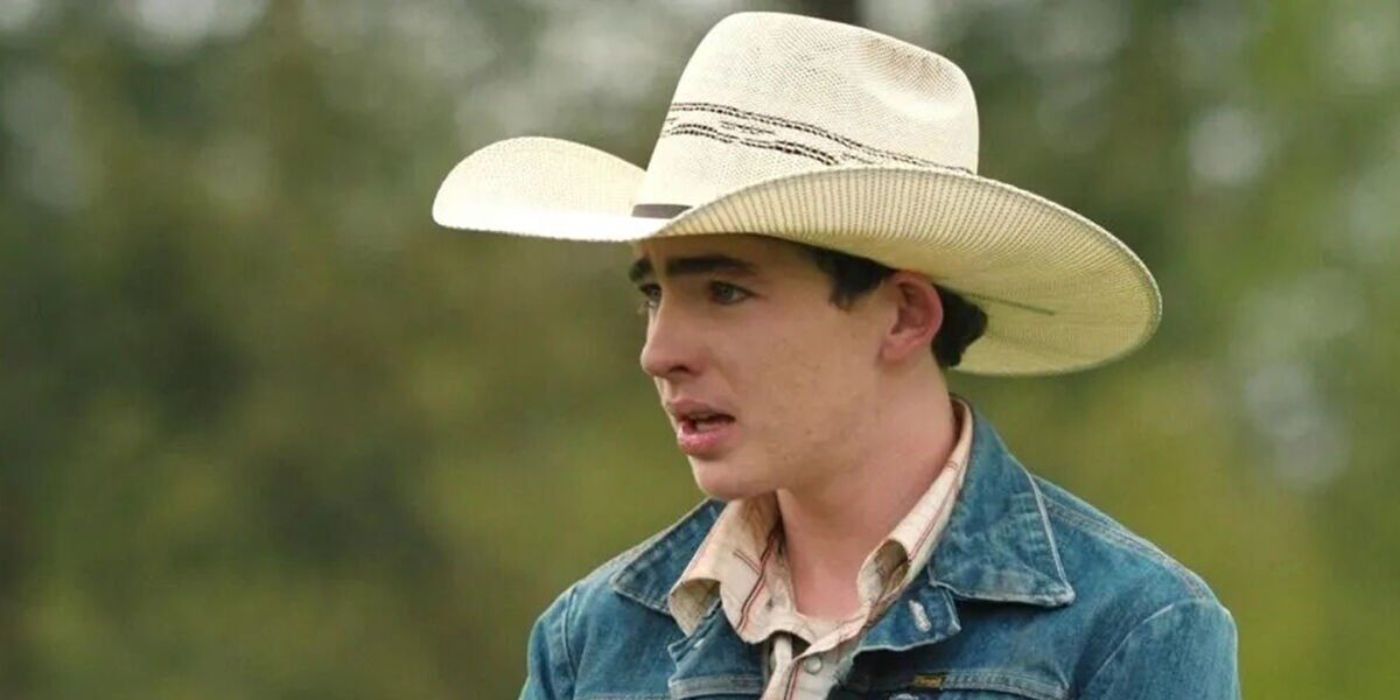 Carter (Finn Little) usando um chapéu e parecendo preocupado em Yellowstone.