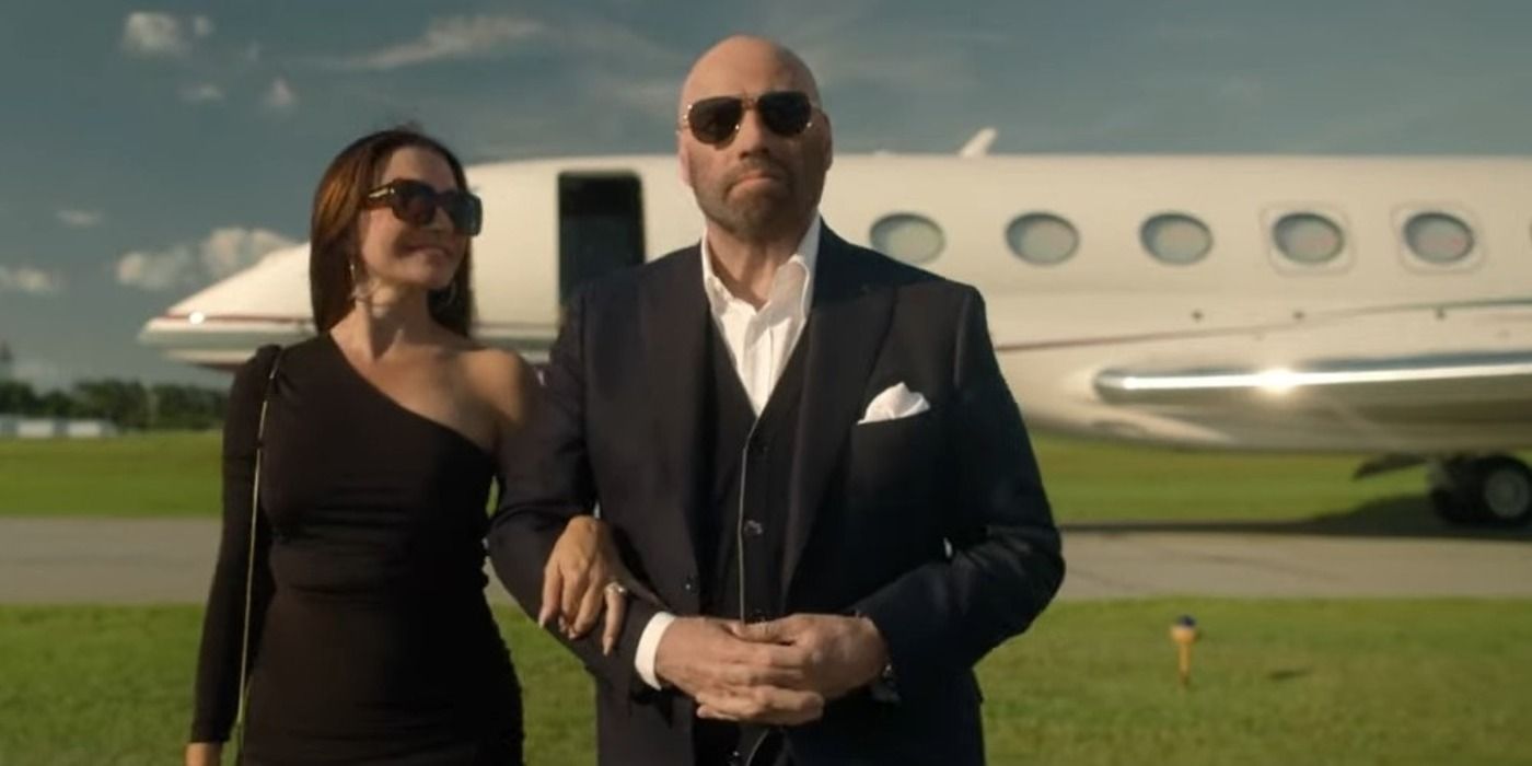 John Travolta como Mason Goddard e Kristin Davis como Amelia Deckard saindo de um avião em Cash Out (2024)