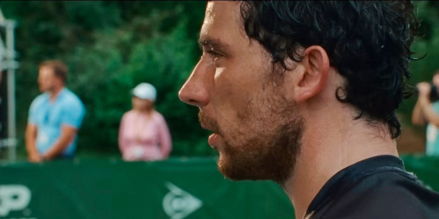 Patrick Zweig (Josh O'Connor) visto suando de perfil durante uma partida de tênis no Challengers