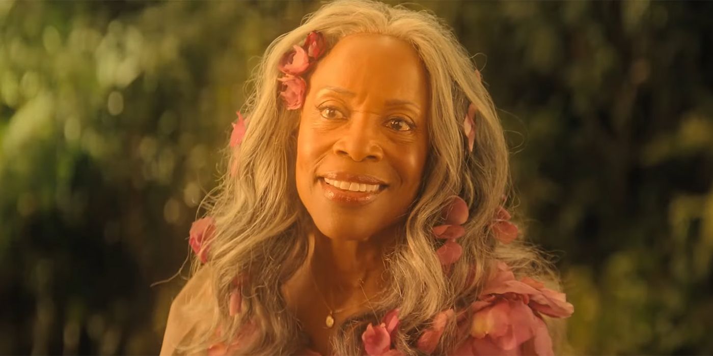 Charlayne Woodard como Lucinda coberta de flores e oferecendo conselhos gentis em The Spiderwick Chronicles