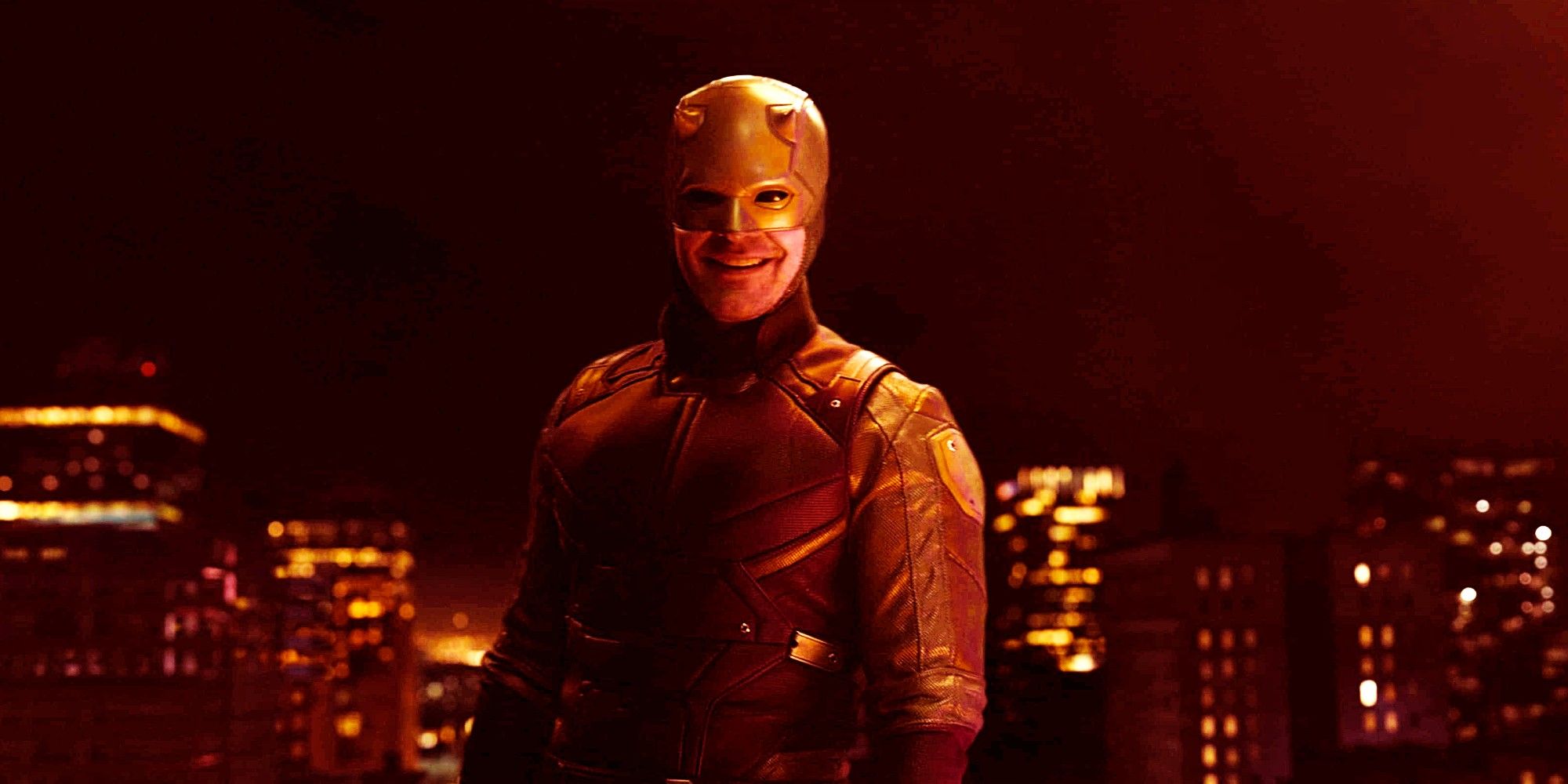 Charlie Cox como Matt Murdock sorrindo em traje completo de Demolidor no episódio 8 de She-Hulk