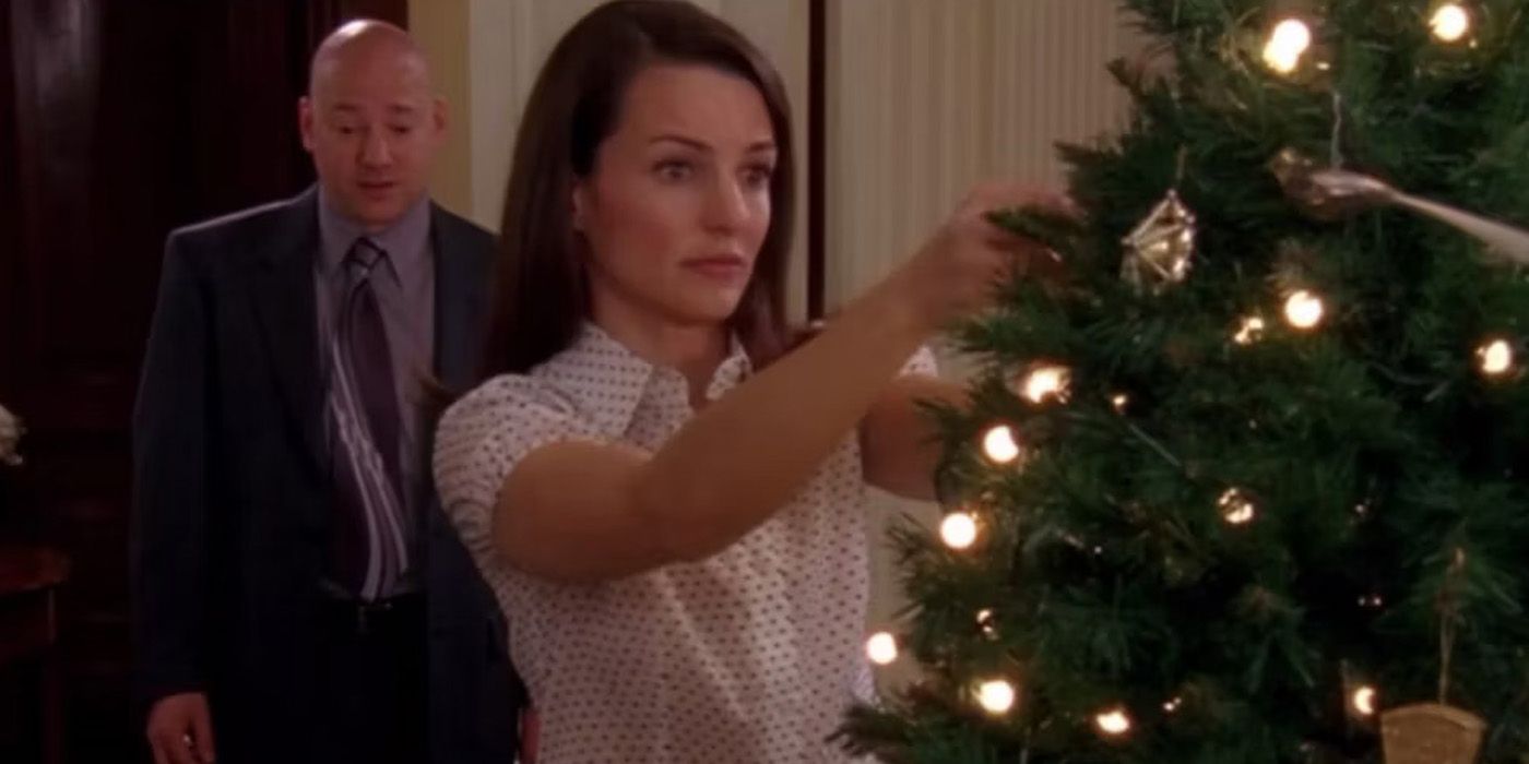 Charlotte e Harry decorando uma árvore de Natal