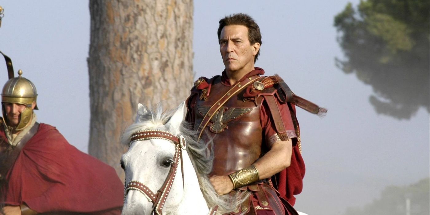Ciaran Hinds a cavalo como César em Roma