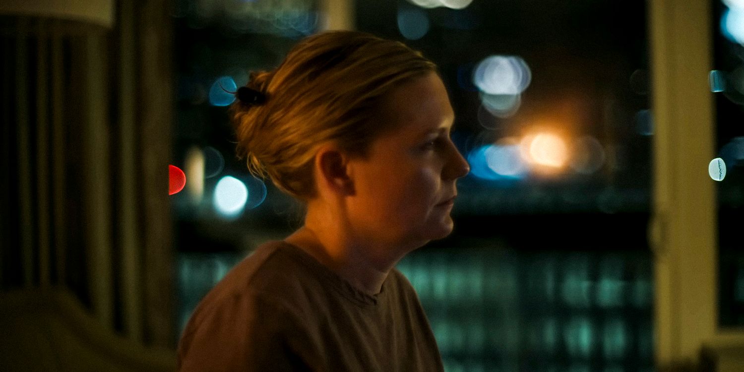 Kirsten Dunst como Lee vista de perfil em Guerra Civil