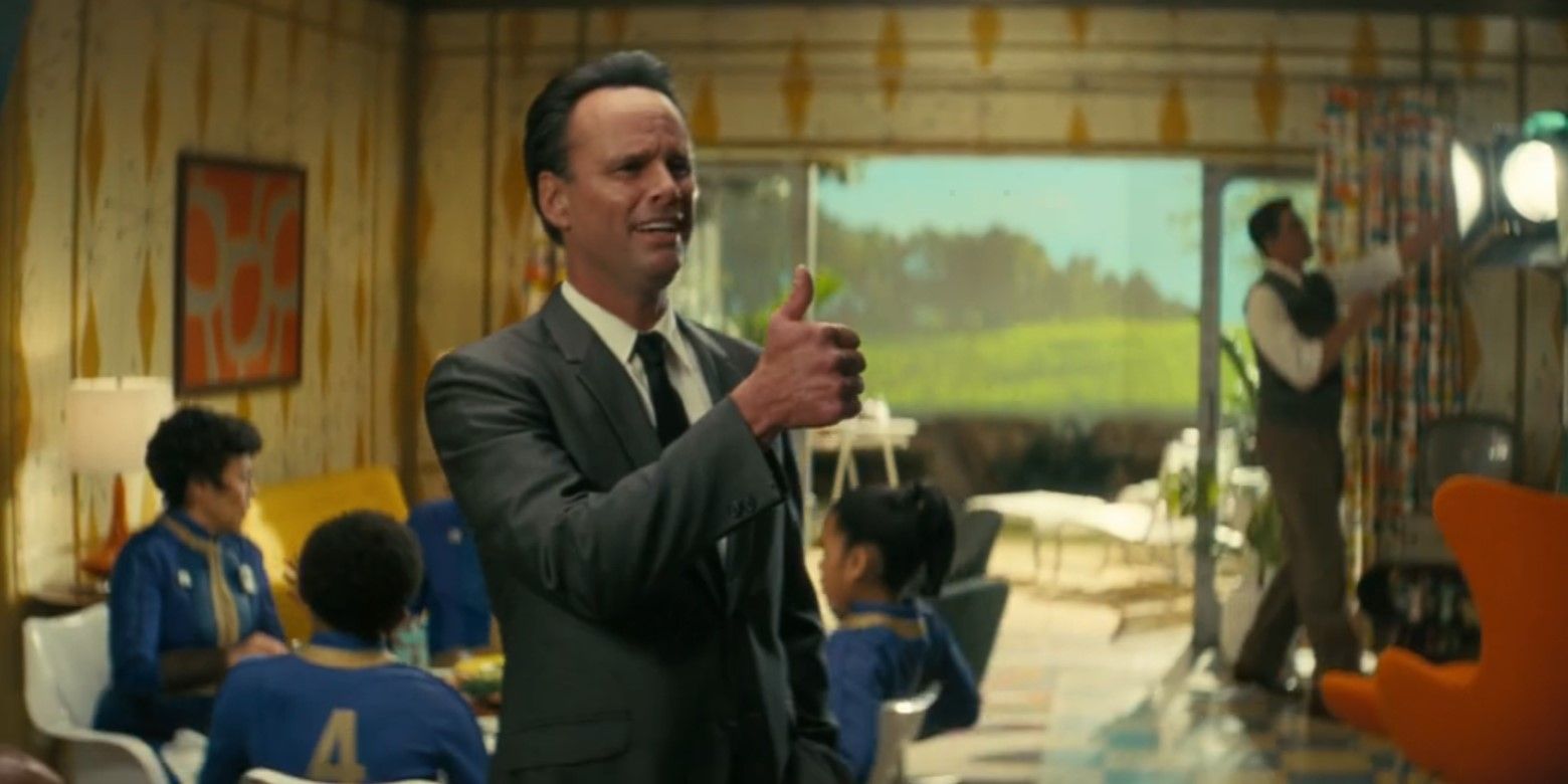 Cooper Howard (Walton Goggins) faz sinal de positivo no set de seu comercial da Vault-Tec com atores e cientistas em trajes de Vault ao fundo em Fallout