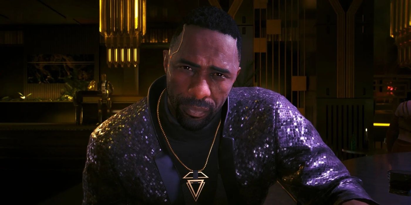Idris Elba como Solomon Reed vestindo um terno roxo e corrente em Cyberpunk 2077 Phantom Liberty