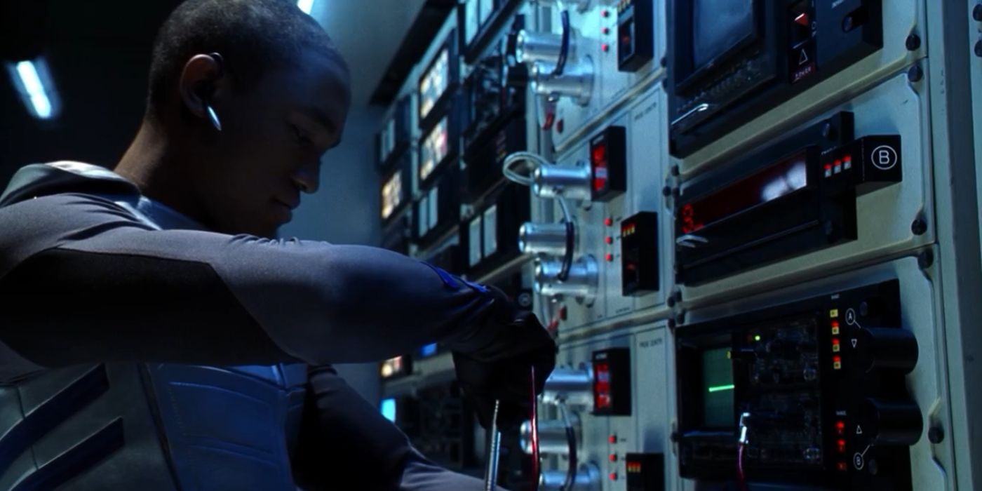 Ciborgue invadindo computadores da Lex Corp em Smallville