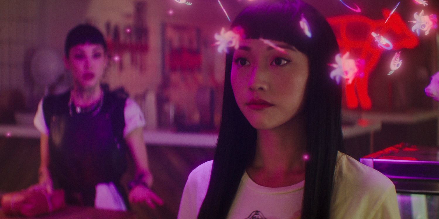 Yuyu Kitamura como Niko com alguns hologramas brilhantes acima de sua cabeça na primeira temporada de Dead Boy Detectives