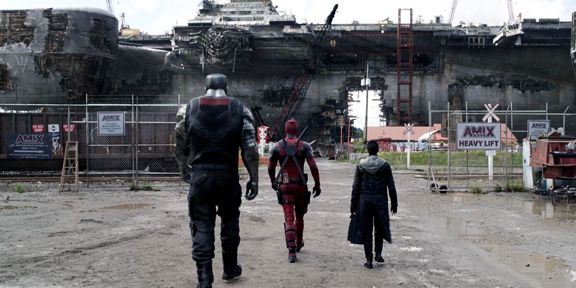 Deadpool, Colossus y Teenage Negasonic se dirigen a los helicópteros en Deadpool (2016)