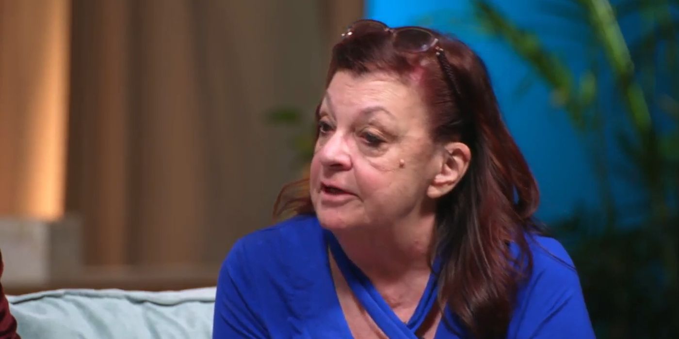 Debbie Johnson em 90 Day Fiance usando blusa azul e óculos na cabeça durante Tell All