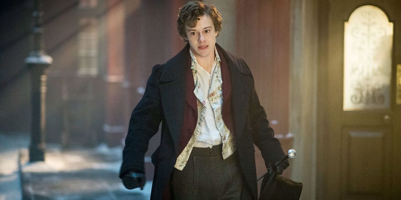 Joseph Quinn andando em um beco escuro no programa Dickensian da BBC