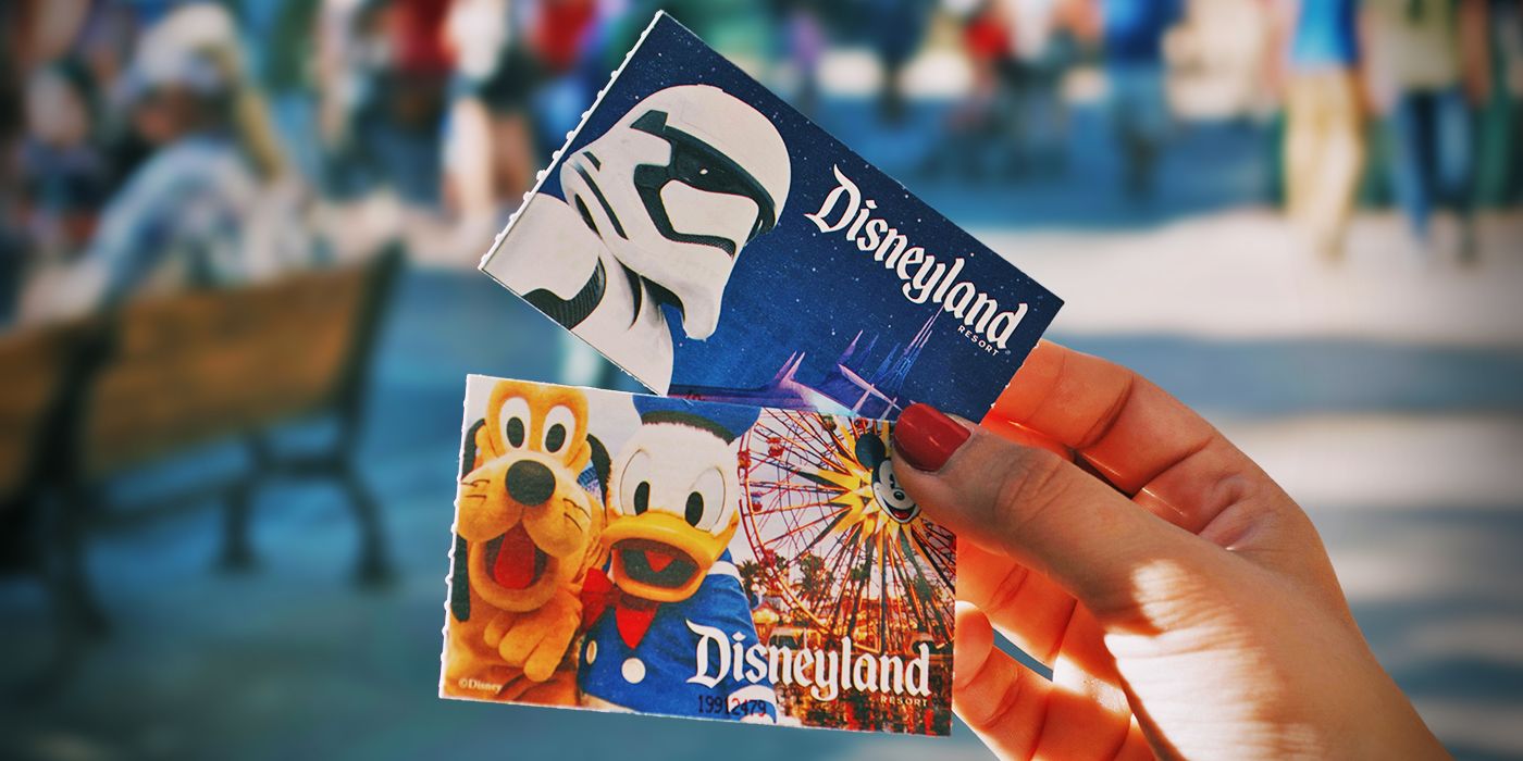 Alguém segurando ingressos para a Disneylândia, um com um Storm Trooper e outro com Plutão e Pato Donald