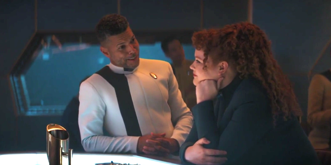 Culber entra em contato com o tenente Tilly no bar Star Trek Discoverys
