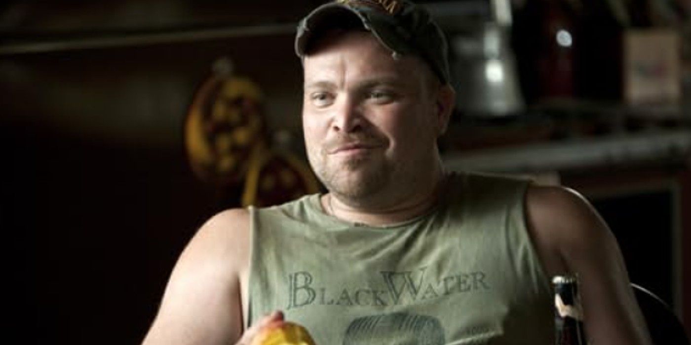 Drew Powell trinkt Bier auf einem Strohhund