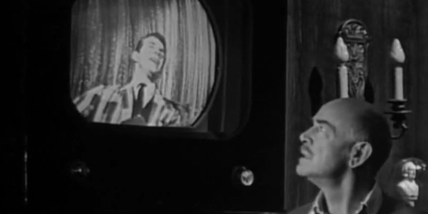 Ed (Dean Jagger) olhando com raiva para a TV no episódio de Twilight Zone, Static.