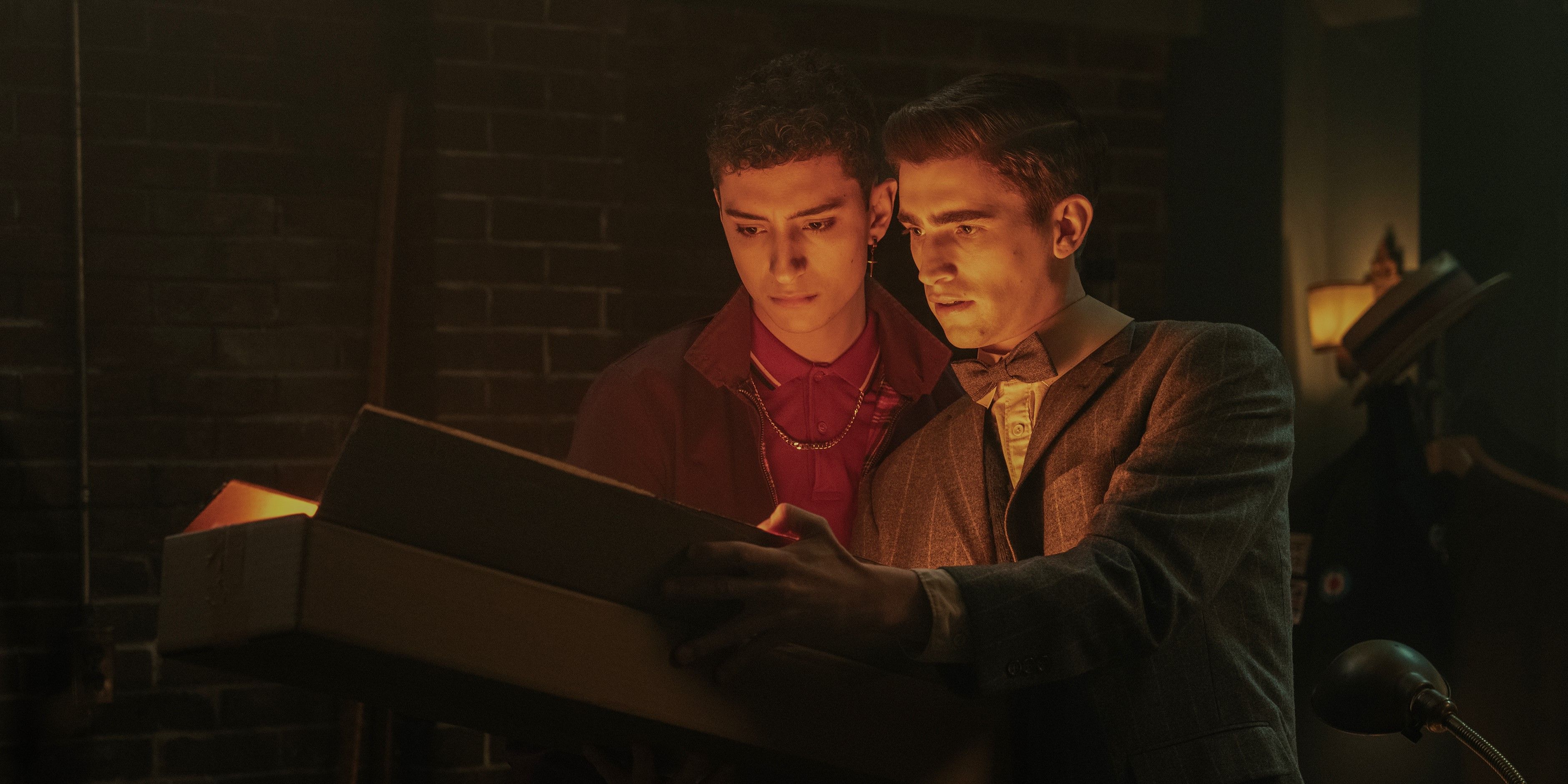 Edwin e Charles olham para uma caixa brilhante em Dead Boy Detectives
