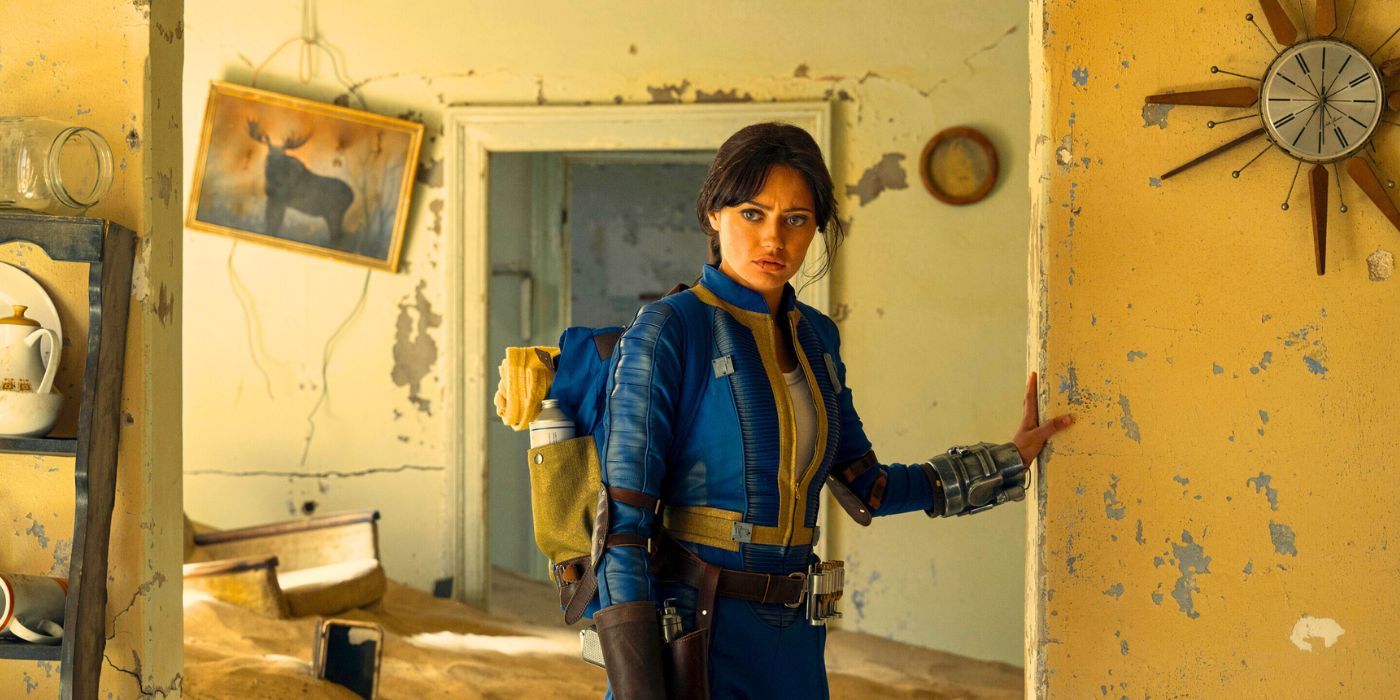 Ella Purnell como Lucy caminhando por uma casa abandonada em Wasteland em Fallout