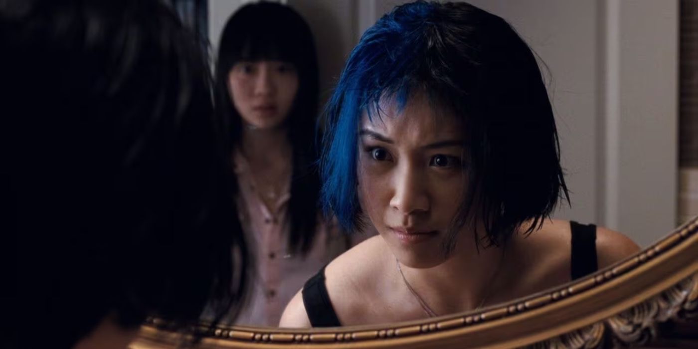 Ellen Wong se olha com raiva no espelho como Knives Chau em Scott Pilgrim vs the World