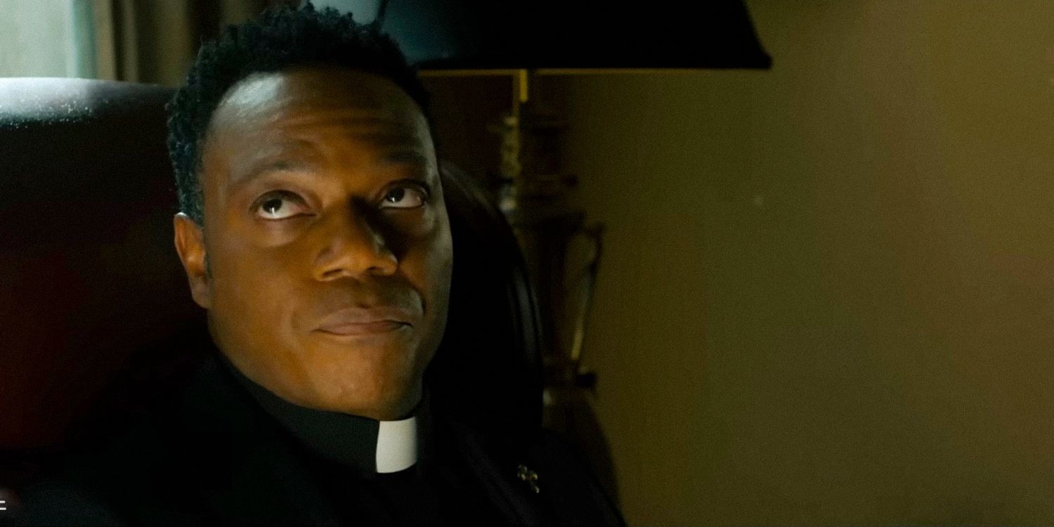 Um padre parecendo incrédulo em Evil (2019) temporada 4