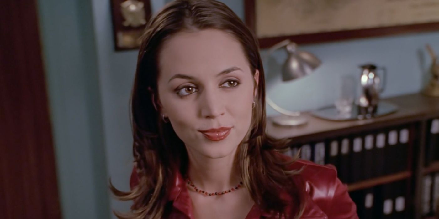 Eliza Dushku como Faith sorrindo em Buffy