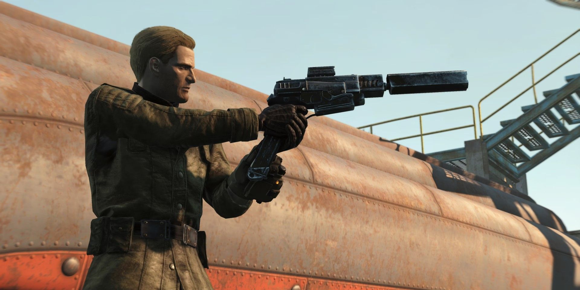 Personagem do Fallout 4 segurando uma arma Enclave enquanto usa equipamento Enclave.