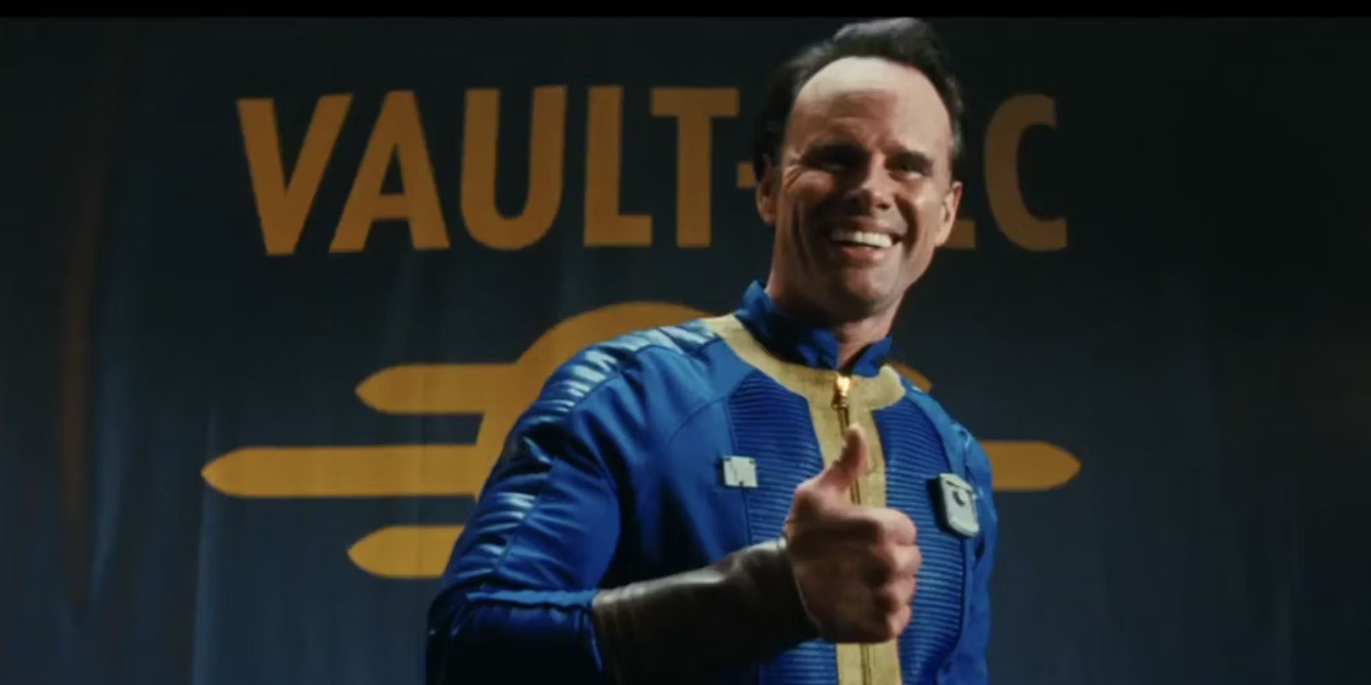 Fallout - Cooper Howard como Vault Boy fazendo sinal de positivo