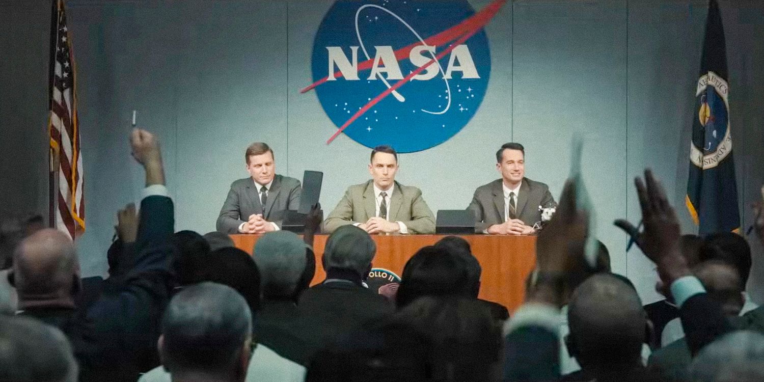 Astronautas da NASA sentam-se em frente à imprensa em Fly Me To The Moon (2024) 
