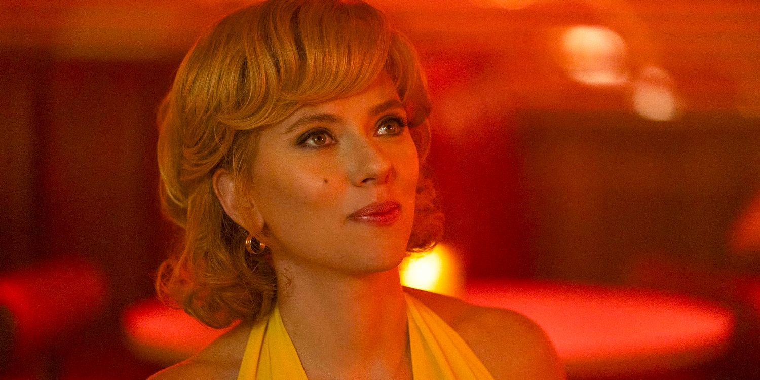 Scarlett Johansson como Kelly Jones prestes a sorrir em Fly Me to the Moon (2024)