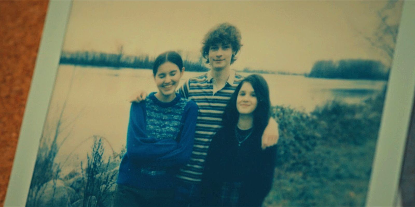 Gabe, Rebecca e Cam quando crianças em uma foto polaroid em Under the Bridge