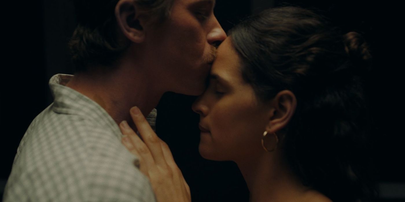 Garrett Hedlund beija a testa de Adria Arjona no filme A Ausência do Éden