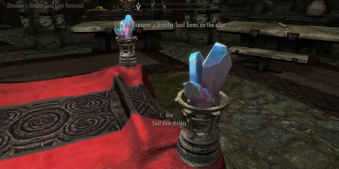 Jogador colocando Greater Soul Gems em porta-gemas no altar do Gallow's Hall em Skyrim.