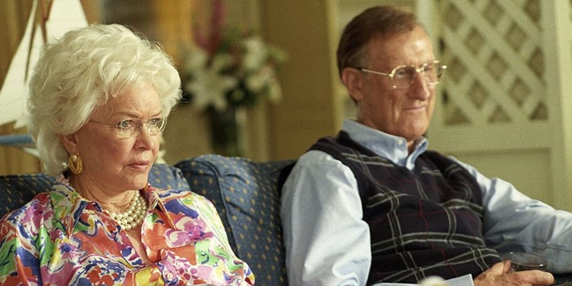 George HW Bush e Barbara Bush sentados em um sofá em W