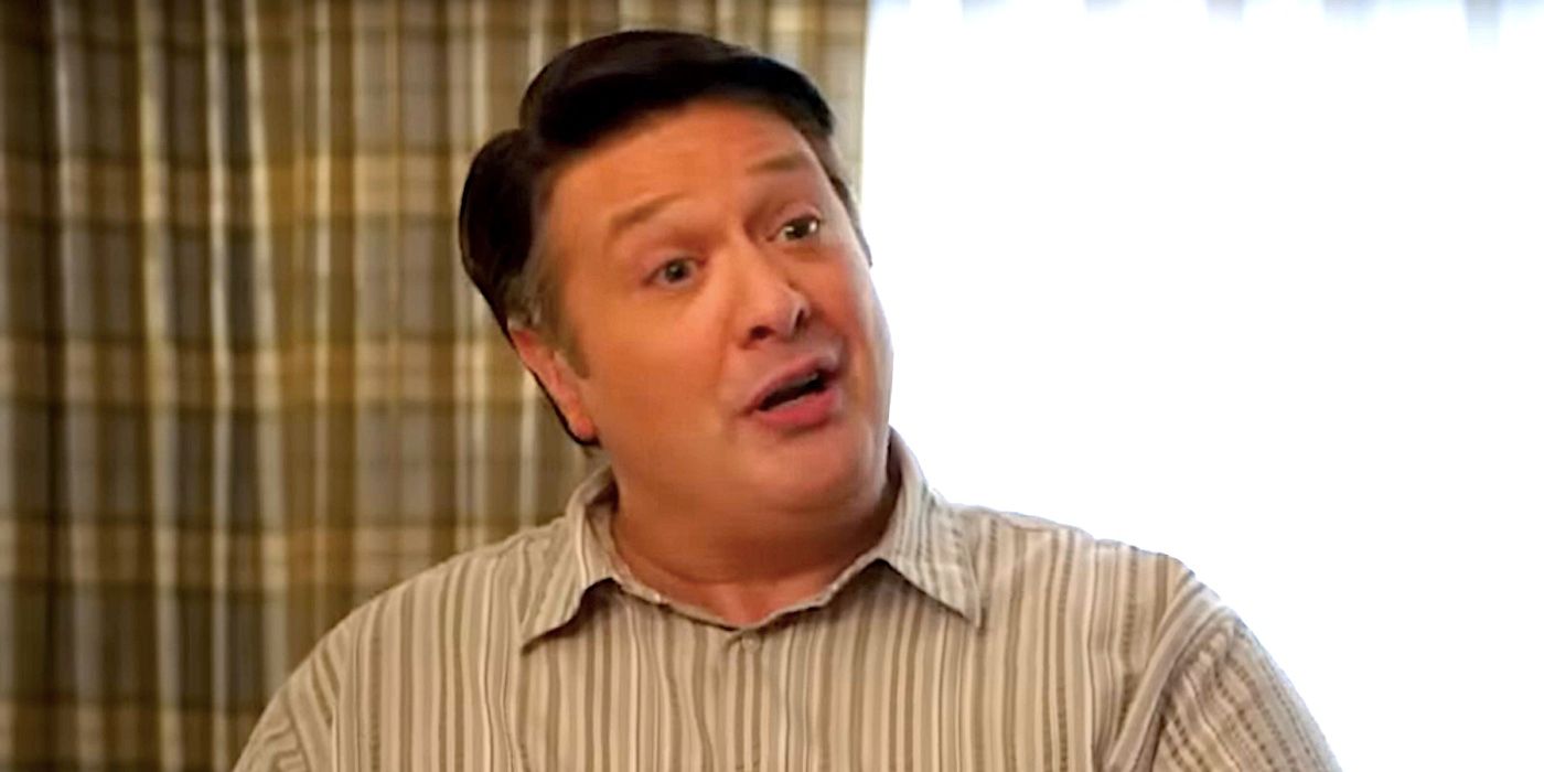 George Sr parece exaltado enquanto está sentado em Young Sheldon