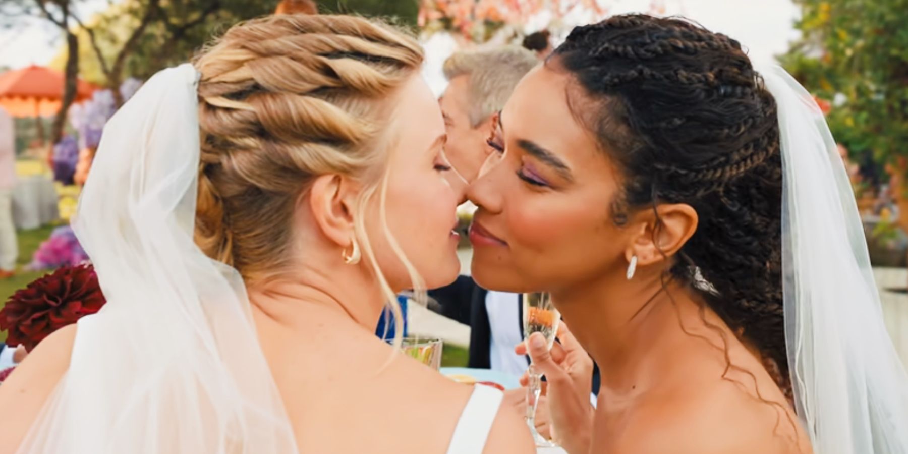 Halle e Claudia prestes a se beijar no dia do casamento em Qualquer um, Menos Você