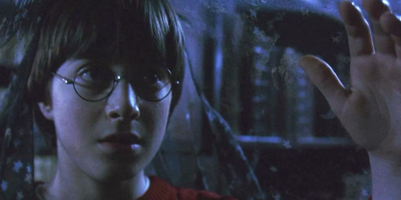 Harry Potter (Daniel Radcliffe) caminhando com a Capa da Invisibilidade em Harry Potter e a Pedra Filosofal.