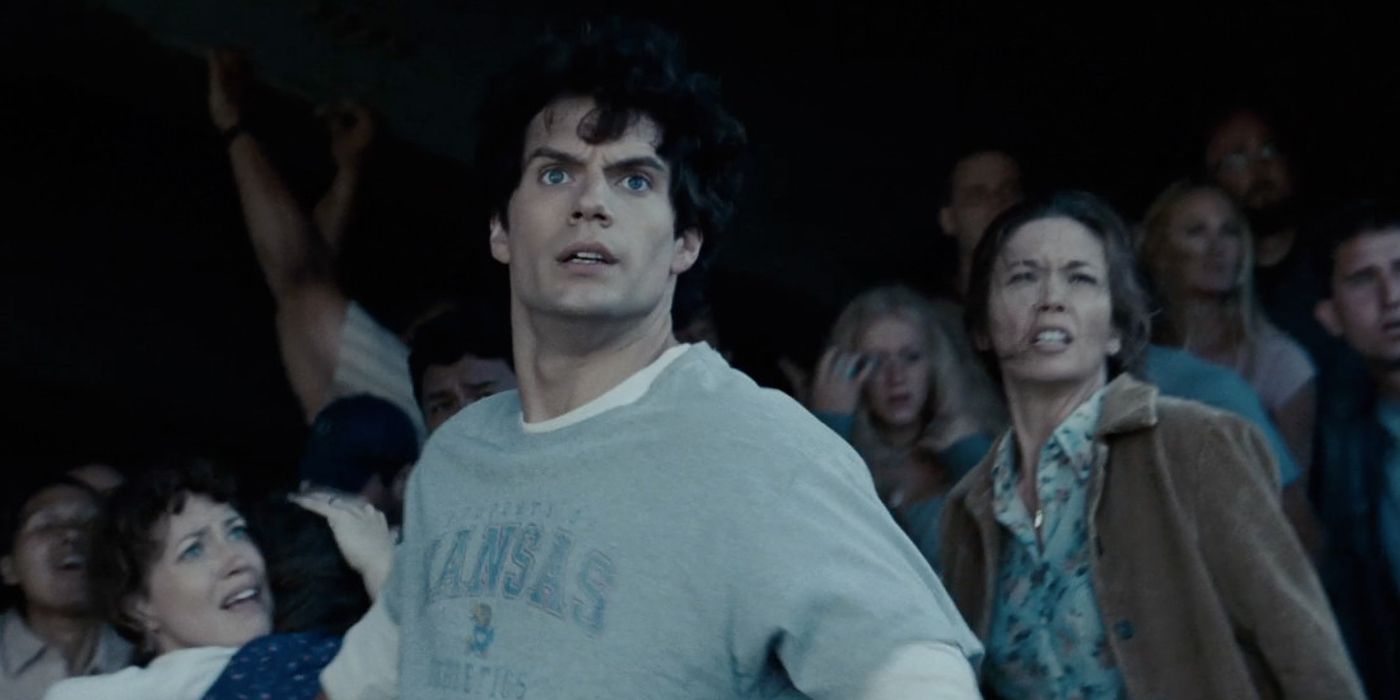 Henry Cavill looking panicked in a crowd of people as Clark Kent in Man of Steel