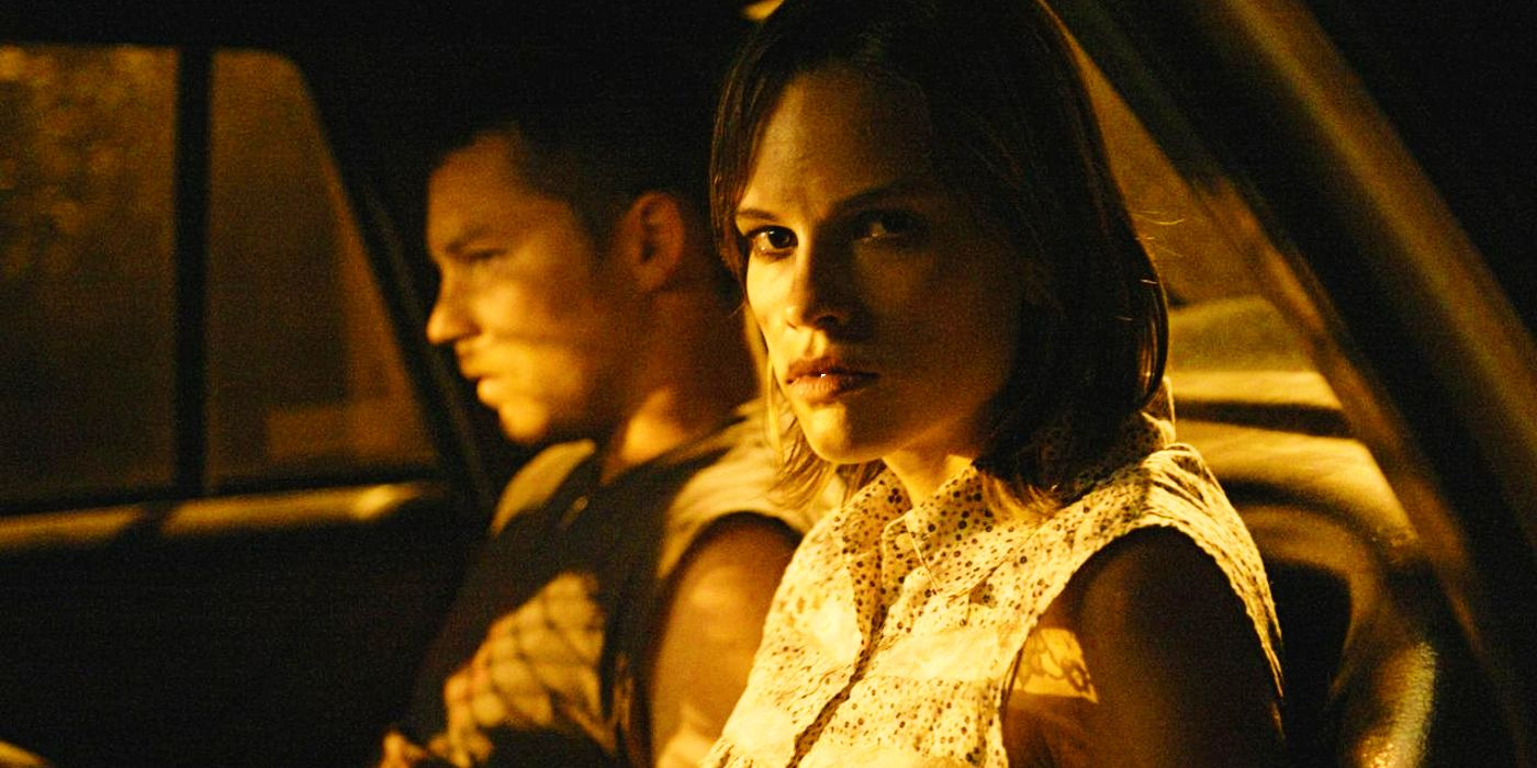 Hilary Swank como Buzzy en el auto en 11:14