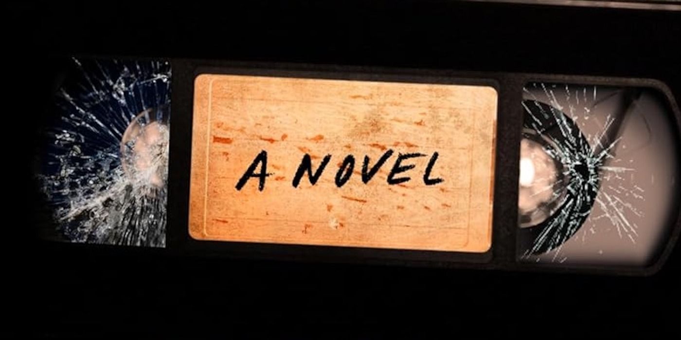 Capa do filme de terror de Paul Tremblay.  É uma fita de videocassete quebrada com as palavras "Um romance" escritas nela.